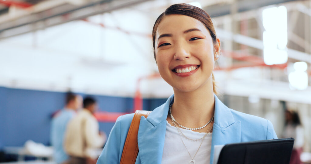微笑的專業職場女性形象照,象徵人力仲介顧問服務