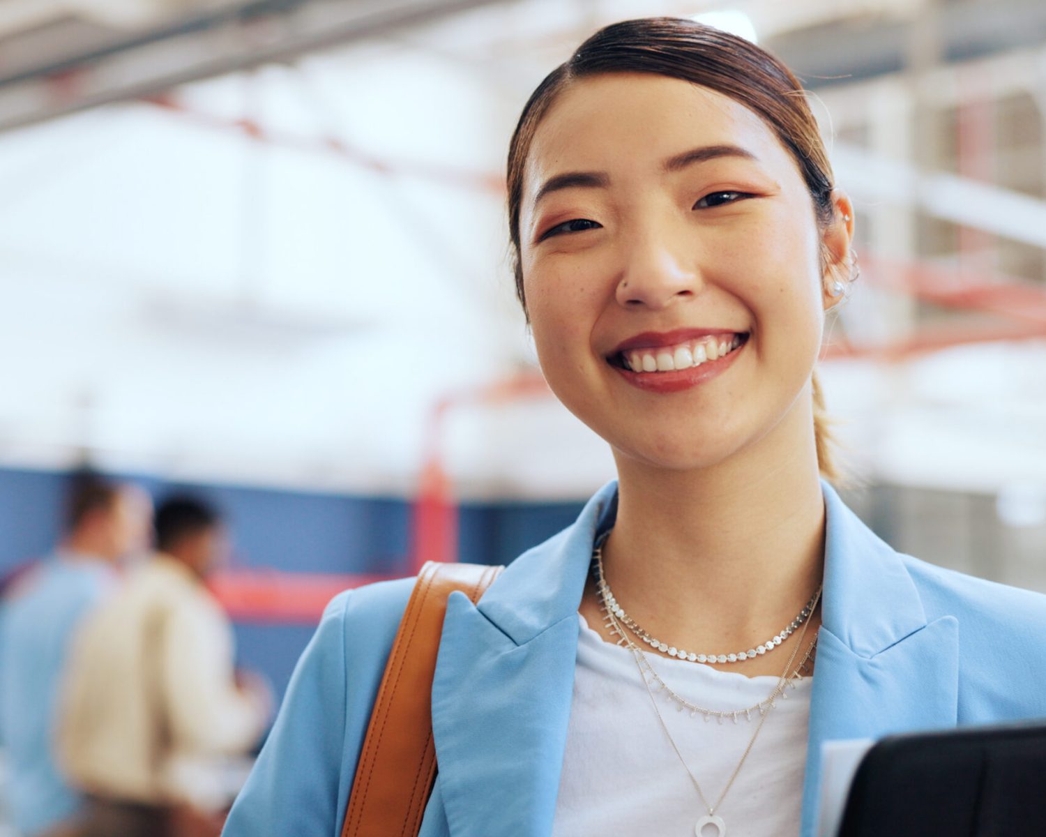 微笑的專業職場女性形象照,象徵人力仲介顧問服務